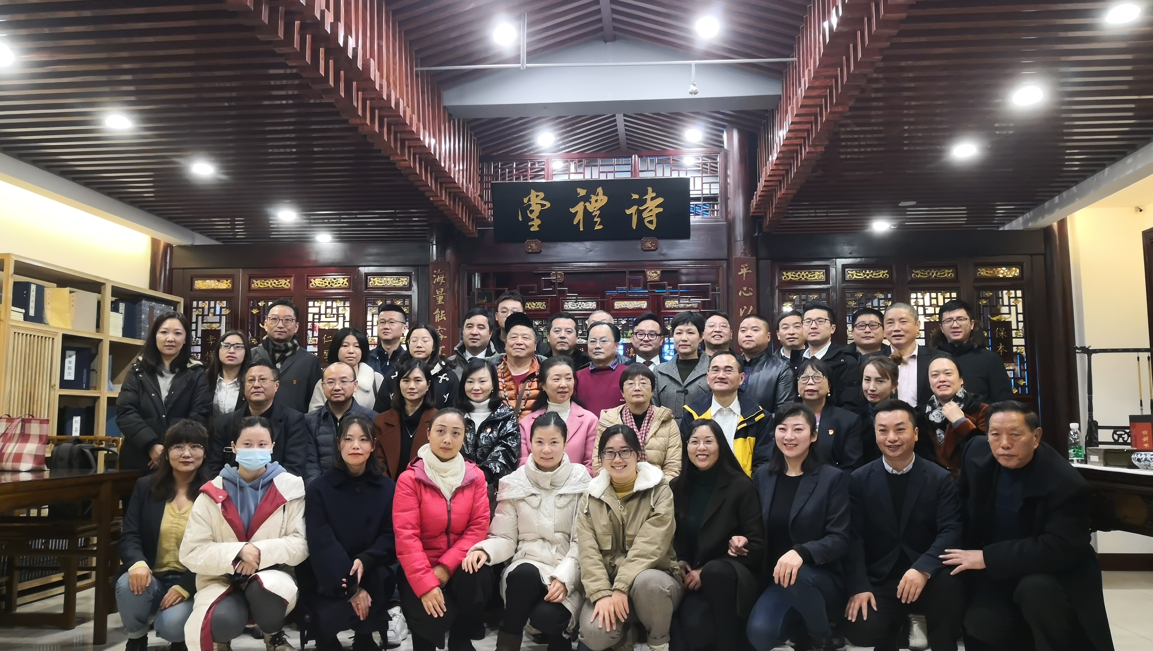 【中心動態(tài)】《黨旗飄揚(yáng)戰(zhàn)“疫”情——成都物流行業(yè)疫情防疫防控狙擊戰(zhàn)紀(jì)實》畫冊首發(fā)暨捐贈儀式